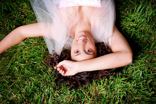 Cтоковое фото Невеста в траве