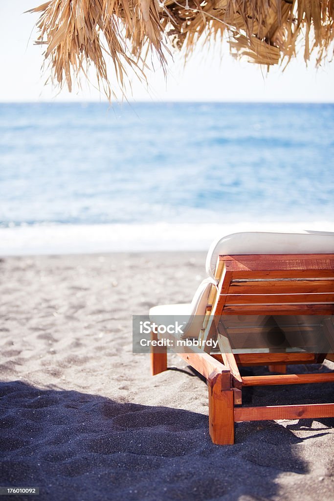 Sonnenliegen und Sonnenschirm am Strand - Lizenzfrei Abgeschiedenheit Stock-Foto