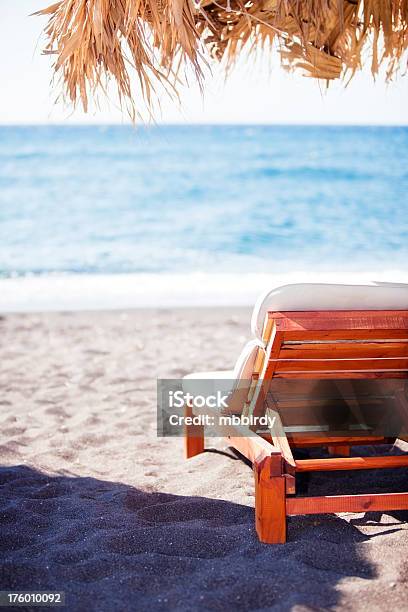 Lettini E Ombrelloni Sulla Spiaggia - Fotografie stock e altre immagini di Acqua - Acqua, Attività ricreativa, Blu