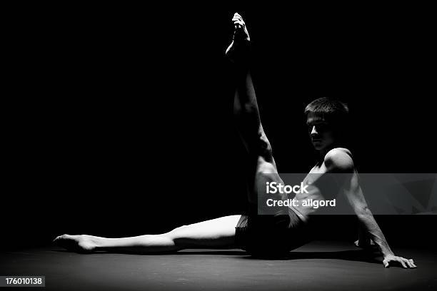 Ballerino Di Danza Classica - Fotografie stock e altre immagini di Bianco e nero - Bianco e nero, Forza, Tipo di danza