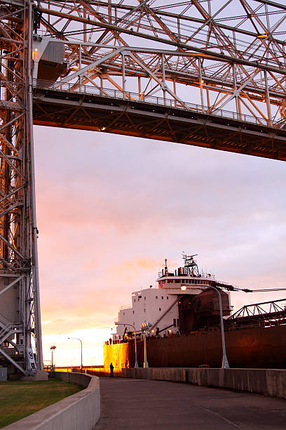 introduzir porto em sunrise - vertical lift bridge imagens e fotografias de stock