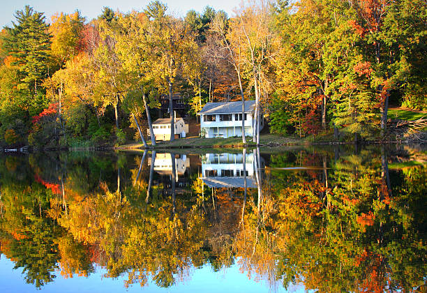 otoño de reflejos - berkshire hills fotografías e imágenes de stock