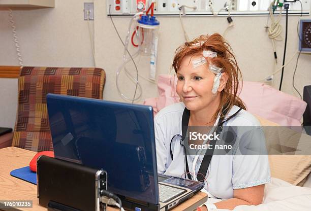 Photo libre de droit de Femme Dans Un Lit Dhôpital Avec Un Ordinateur Portable banque d'images et plus d'images libres de droit de Adulte