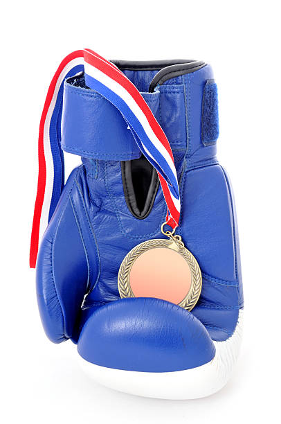 boxhandschuh und medaillen - bronze medal boxing glove medal gold medal stock-fotos und bilder