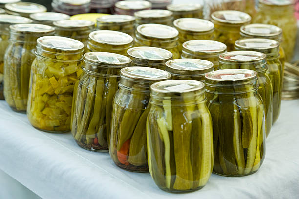 frascos de encurtidos - relish jar condiment lid fotografías e imágenes de stock
