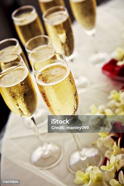 Champanhe Em Casamento - Fotografias de stock e mais imagens de Bebida - Bebida, Bebida Alcoólica, Casamento