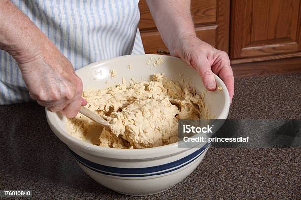 Mieszanie Cookie Surowe Ciasto - zdjęcia stockowe i więcej obrazów Blat kuchenny - Blat kuchenny, Część, Domowy