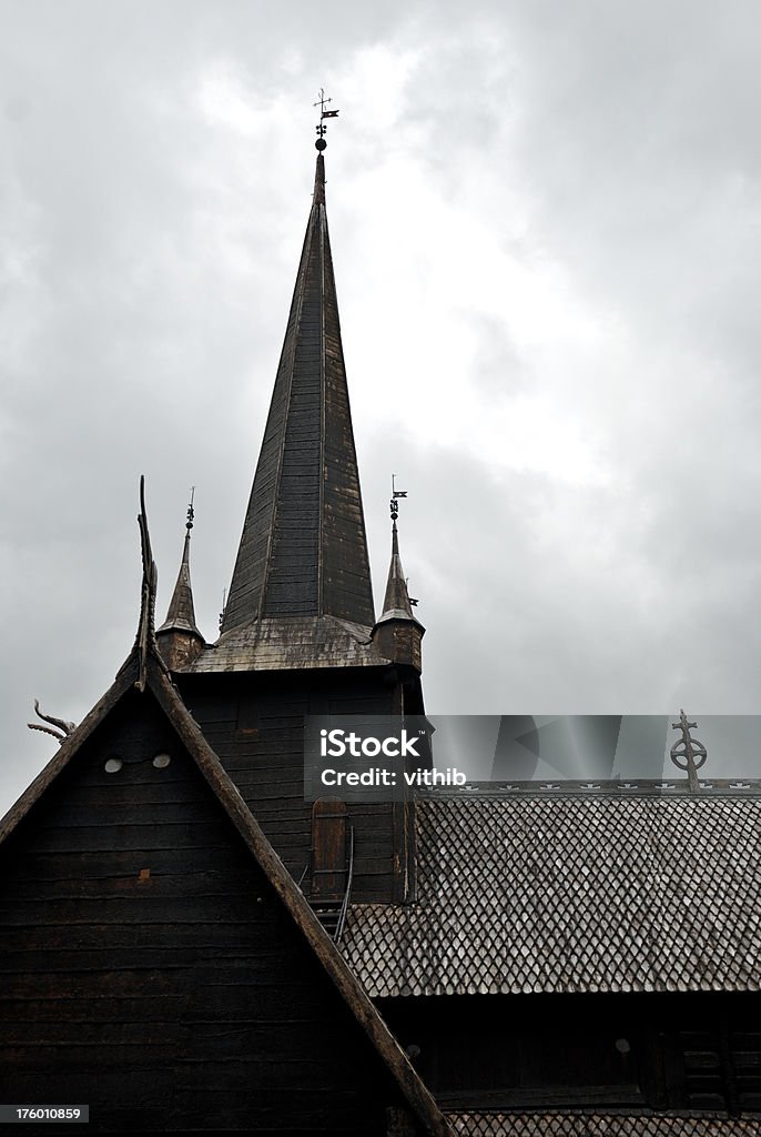 Chiesa in legno tradizionale norvegese - Foto stock royalty-free di Ambientazione esterna