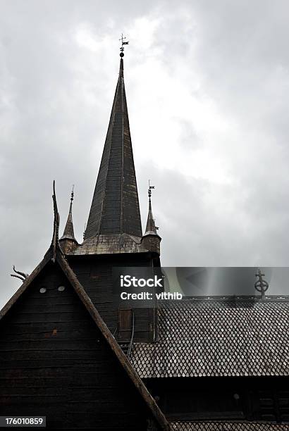Chiesa In Legno Tradizionale Norvegese - Fotografie stock e altre immagini di Ambientazione esterna - Ambientazione esterna, Antico - Condizione, Caratteristica architettonica