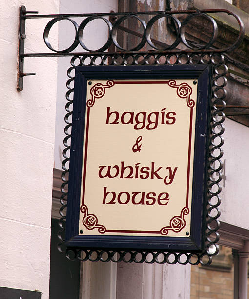 haggis e uísque a placa da casa - scottish cuisine - fotografias e filmes do acervo