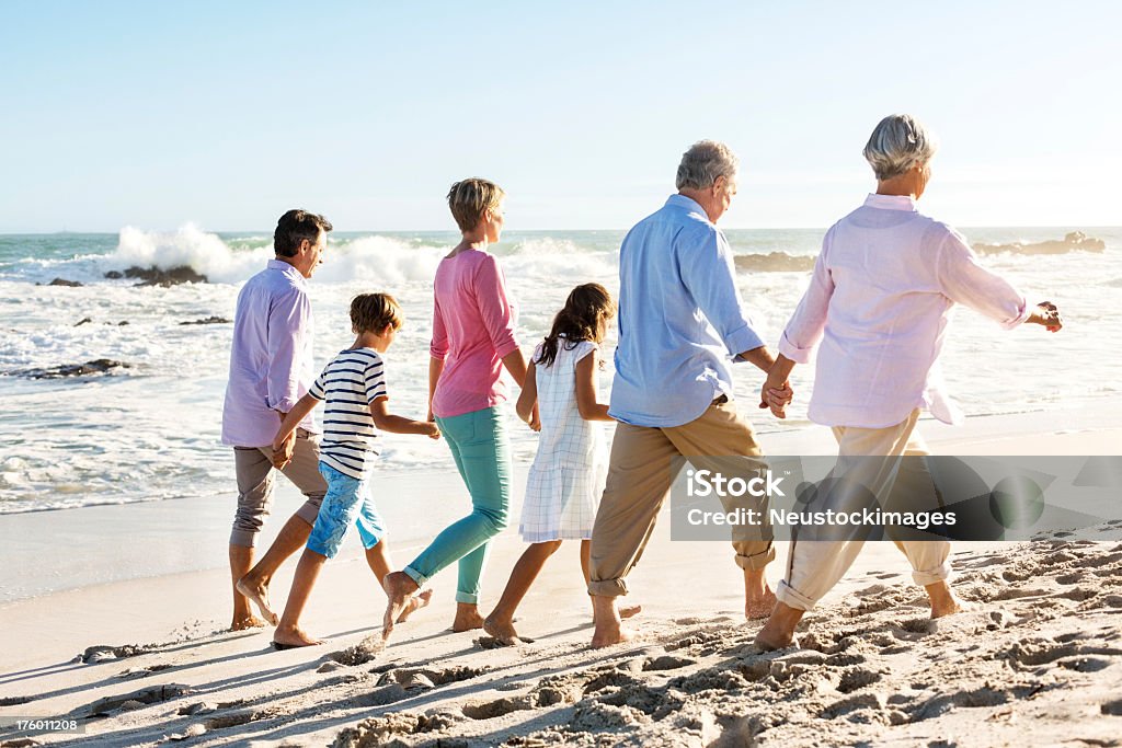 Geração de três família Andar de mãos dadas na praia - Royalty-free Praia Foto de stock