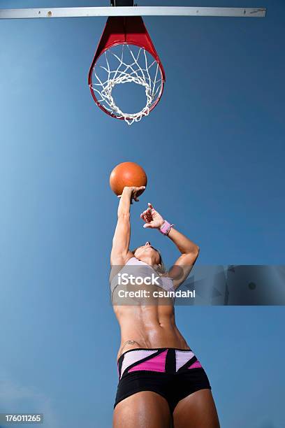 Силуэт Женщина Играя В Баскетбол — стоковые фотографии и другие картинки 30-39 лет - 30-39 лет, Активный образ жизни, Атлет