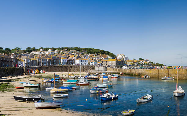 mousehole village i harbour w cornwall brytanii wieś rybacka - penzance zdjęcia i obrazy z banku zdjęć