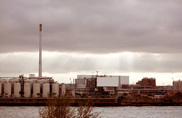 port hamburg rafineria naftowa - oil refinery refinery fuel storage tank germany zdjęcia i obrazy z banku zdjęć