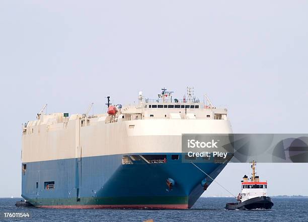 Big Barco Foto de stock y más banco de imágenes de Embarcación industrial - Embarcación industrial, Proa, Remolcar