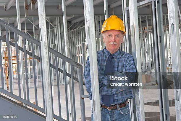 Hombre Trabajando En El Sitio De Construcción Xxl Foto de stock y más banco de imágenes de Acero - Acero, Estructura de construcción, Solar de construcción