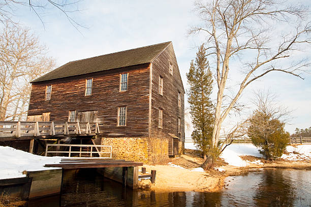 istock Winter Barn In NJ State Park 176011783