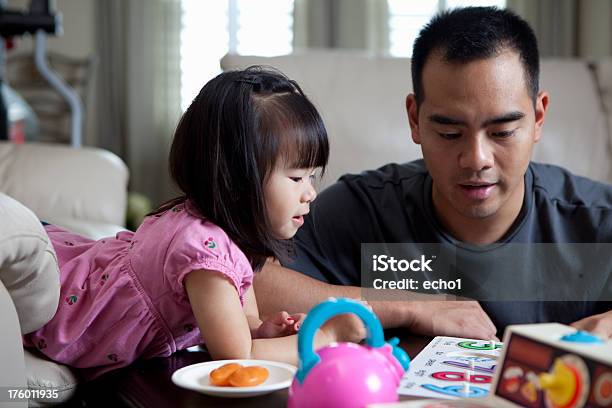 Photo libre de droit de Asiatique Fille Papa Enseignement Numéros banque d'images et plus d'images libres de droit de Petites filles - Petites filles, Thé, Père