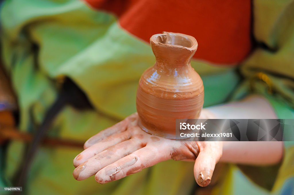 potter sich auf palm nur einen pitcher aus Lehm - Lizenzfrei Braun Stock-Foto