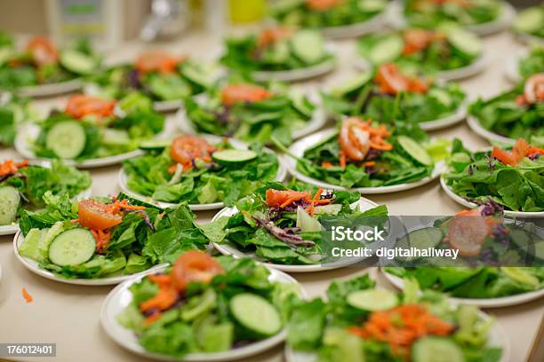 Linha De Saladeiras - Fotografias de stock e mais imagens de Alface - Alface, Alface Romana, Alimentação Saudável