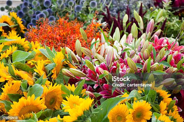 Foto de Flores Frescas Em Farmers Market Seattle e mais fotos de stock de Mercado de flores - Mercado de flores, Bouquet, Girassol