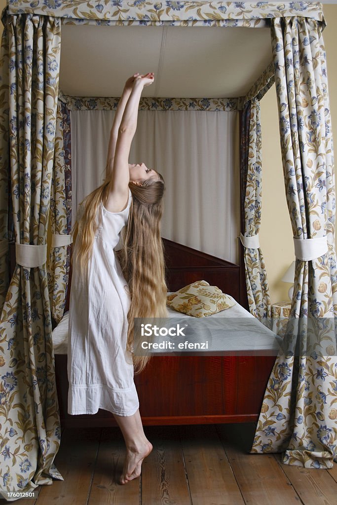 Donna In camera da letto - Foto stock royalty-free di Adulto