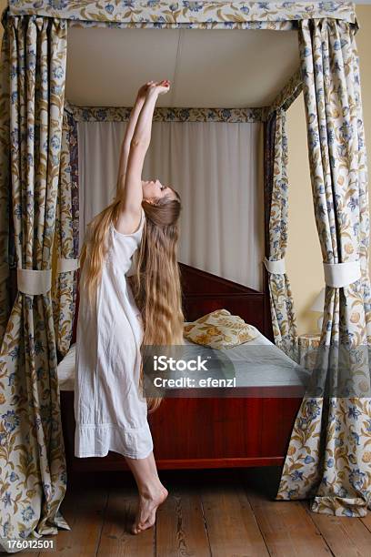 Donna In Camera Da Letto - Fotografie stock e altre immagini di Adulto - Adulto, Albergo di lusso, Ambientazione interna