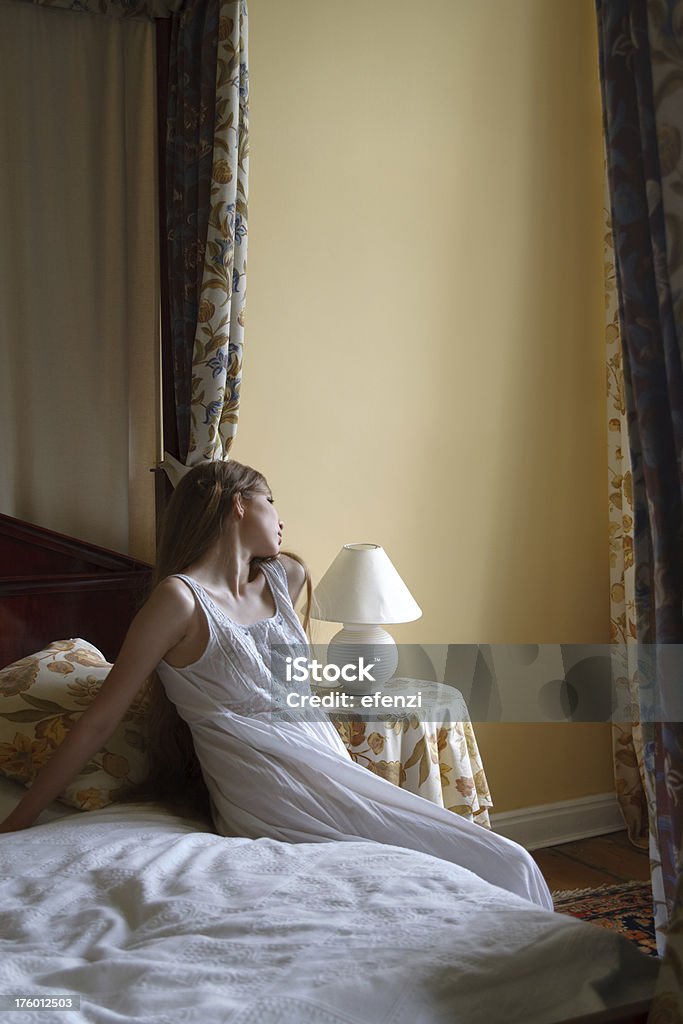 Donna In camera da letto - Foto stock royalty-free di Adulto