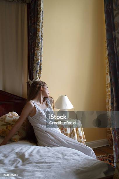 Donna In Camera Da Letto - Fotografie stock e altre immagini di Adulto - Adulto, Albergo di lusso, Ambientazione interna