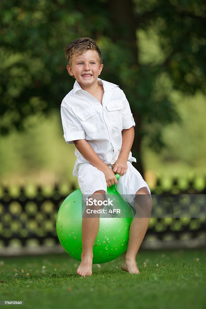 Маленький мальчик играет на задний двор - Стоковые фото 4-5 лет роялти-фри