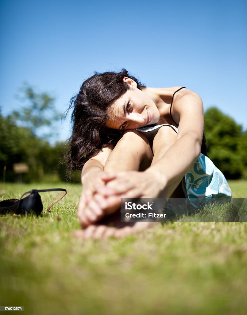 Hermosa joven mujer en la naturaleza - Foto de stock de 20 a 29 años libre de derechos