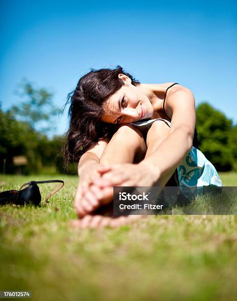 Hermosa Joven Mujer En La Naturaleza Foto de stock y más banco de imágenes de 20 a 29 años - 20 a 29 años, 20-24 años, Adulto