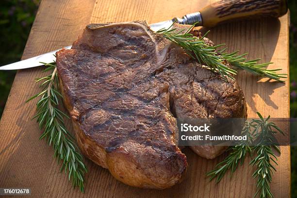 Chuletas Costillar De Barbacoa A La Parrilla Bistecs De Carne De Res De La Cena De Filete Mignon Foto de stock y más banco de imágenes de Aire libre