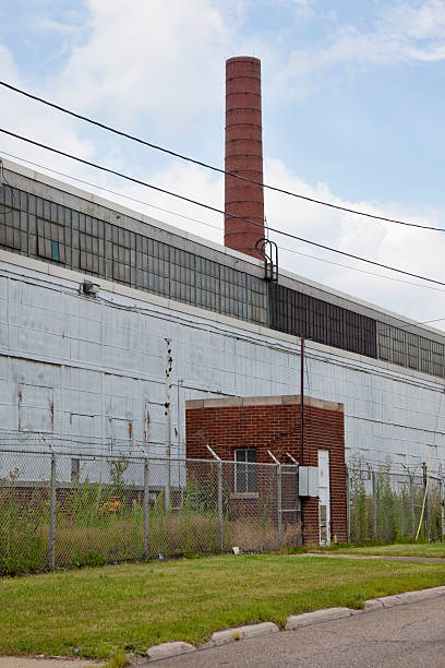 portret zamknięte fabryki z smokestack i ogrodzenie - factory closed security chimney zdjęcia i obrazy z banku zdjęć