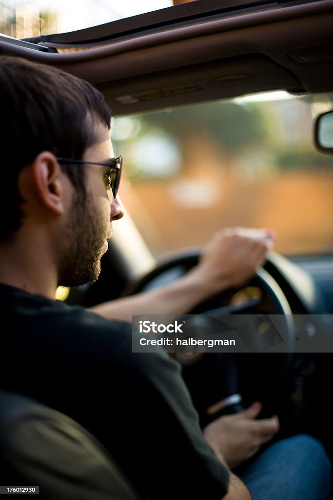 Jovem dirigindo um carro - Foto de stock de 20-24 Anos royalty-free