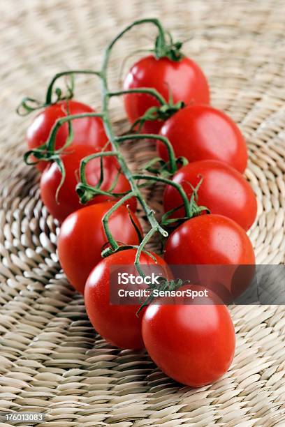 Pomodori Ciliegini - Fotografie stock e altre immagini di Pomodoro ciliegino - Pomodoro ciliegino, Mazzo, Alimentazione sana