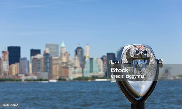 Edificios De La Ciudad De Nueva York Y Telescopio Turísticas Foto de stock y más banco de imágenes de Agua