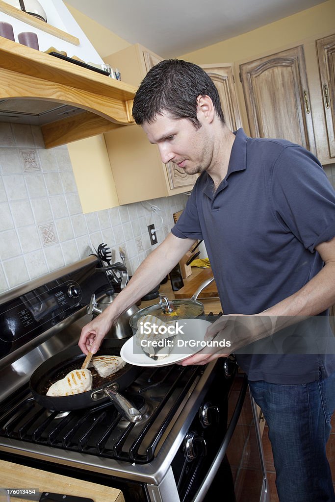 Człowiek gotowanie w kuchni - Zbiór zdjęć royalty-free (Blat kuchenny)