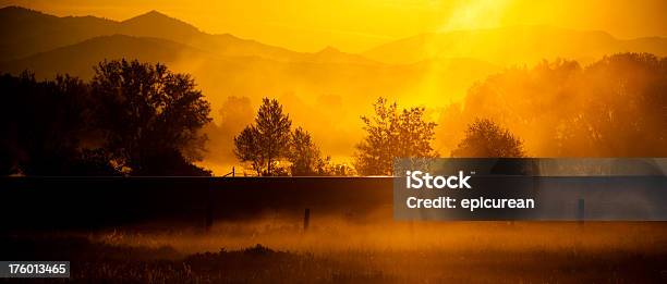 Sonnenaufgang In Montana Stockfoto und mehr Bilder von Amerikanisches Kleinstadtleben - Amerikanisches Kleinstadtleben, Ländliches Motiv, Nebel