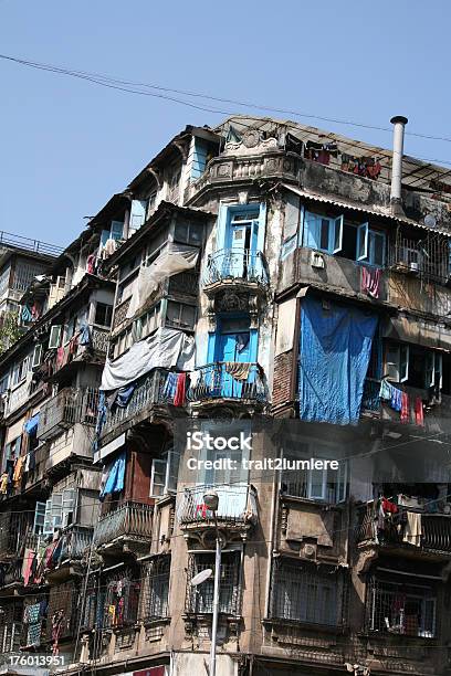 Apartment Building En Mumbai Foto de stock y más banco de imágenes de Arquitectura exterior - Arquitectura exterior, Balcón, Barrio bajo