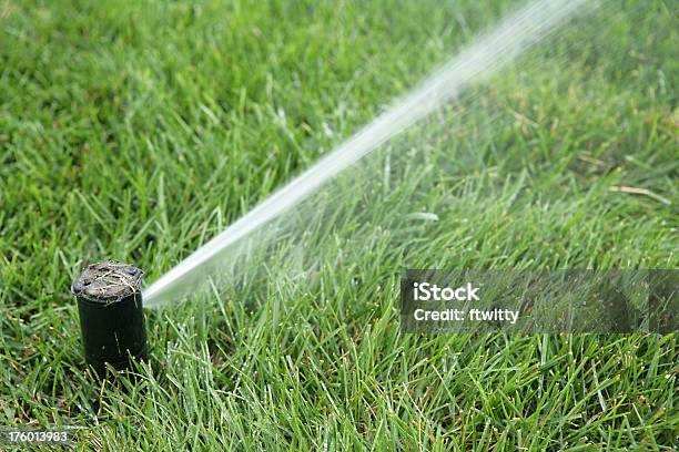 Para Aspersores Foto de stock y más banco de imágenes de Agua - Agua, Aire libre, Ajardinado