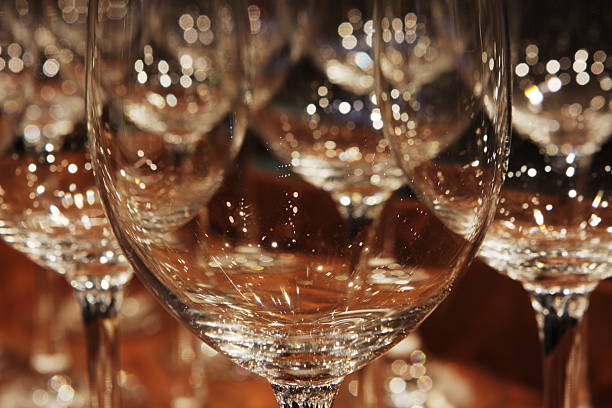 restaurant crystal abstrait verre à vin - wineglass glass crystal studio shot photos et images de collection