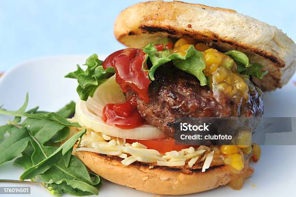 Hambúrguer De Carne De Vaca Num Pão Com Salada De Milho Doce E - Fotografias de stock e mais imagens de Alface