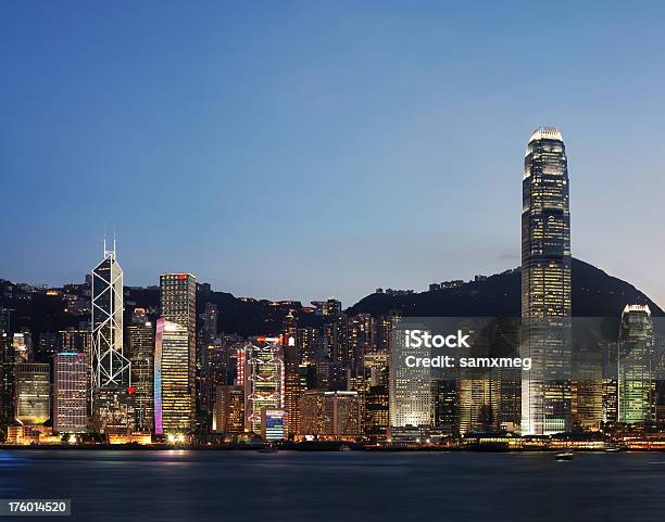 Foto de Cena Noturna De Hong Kong e mais fotos de stock de Acender - Acender, Arquitetura, Arranha-céu
