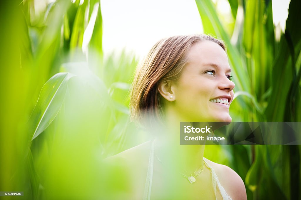 Schöne Frau in einem cornfield - Lizenzfrei 20-24 Jahre Stock-Foto