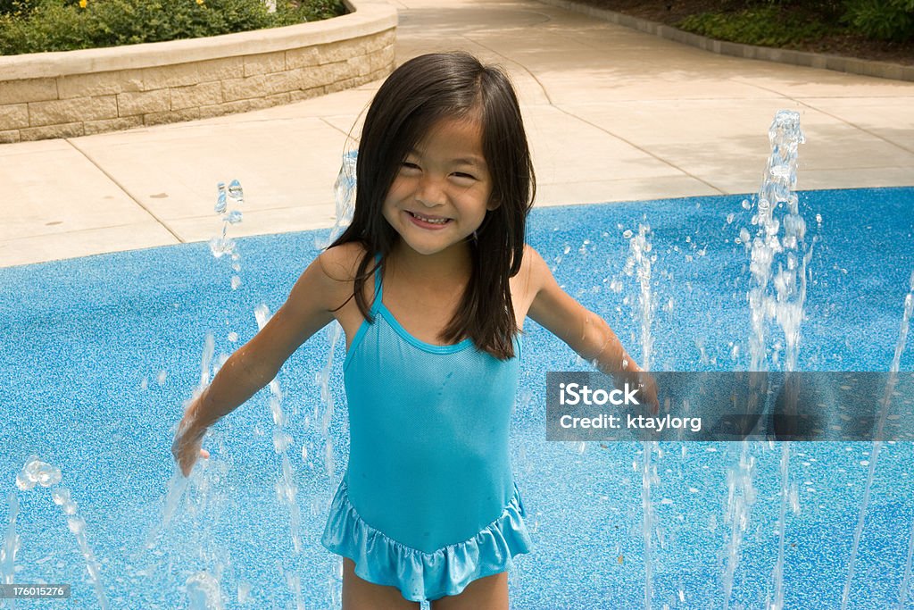 Fun dans la fontaine - Photo de 6-7 ans libre de droits