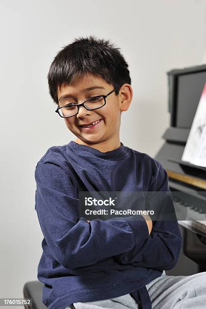 Ragazzo Dopo Praticare Piano - Fotografie stock e altre immagini di 6-7 anni - 6-7 anni, Adulto, Allerta