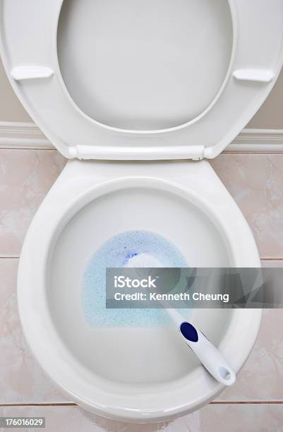 Foto de Limpeza Do Banheiro e mais fotos de stock de Afazeres Domésticos - Afazeres Domésticos, Azul, Banheiro - Estrutura construída