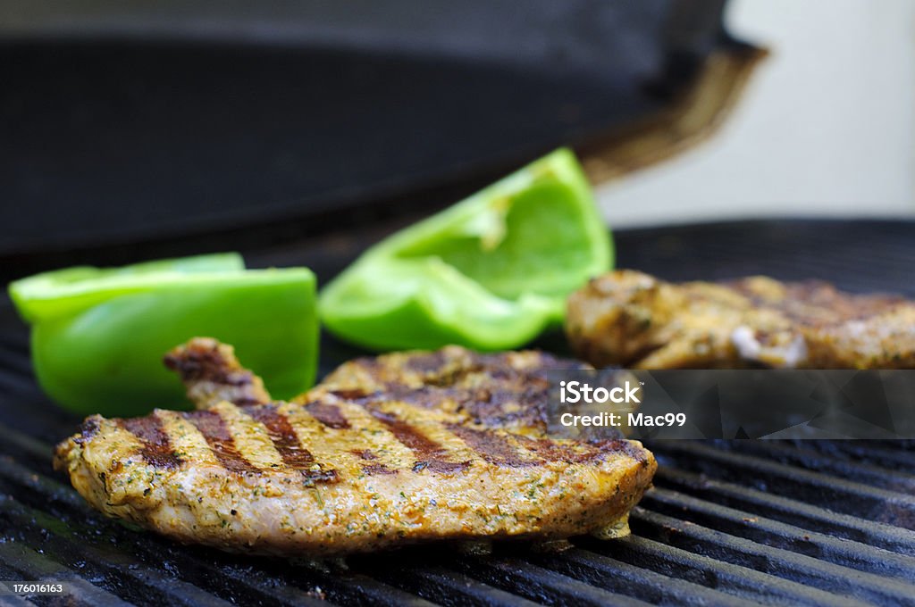 Des Steaks sur le gril - Photo de Bifteck libre de droits