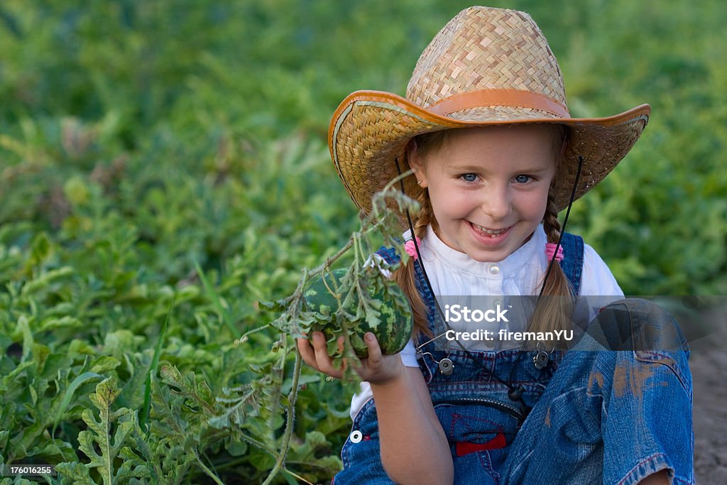 Petite fille tenant une pastèque - Photo de 14-15 ans libre de droits